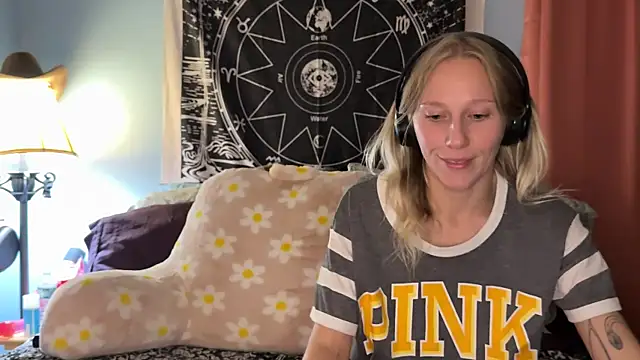 Snapshot of onlysunidreamss chatting on 10/11/25, 02:22 onlysunidreamss online show from 10/11/25, 02:22