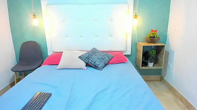 Snapshot of Heidy_milf chatting on 11/15/25, 08:16 Heidy milf online show from 11/15/25, 08:16