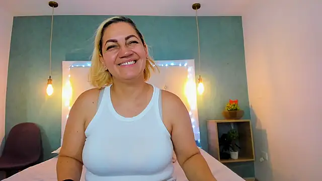 Snapshot of Heidy_milf chatting on 11/28/25, 08:00 Heidy milf online show from 11/28/25, 08:00