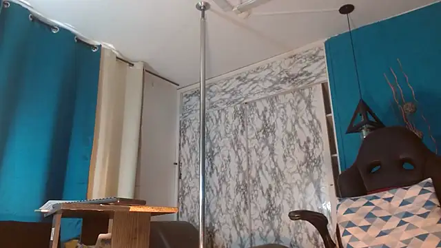 Snapshot of hanna_mooreee chatting on 11/24/25, 06:29 hanna mooreee online show from 11/24/25, 06:29