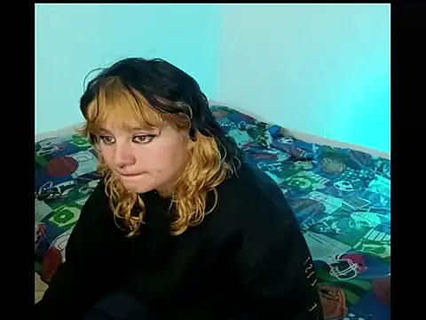 Snapshot of _MoonBlue_ chatting on 09/24/25, 07:17 MoonBlue online show from 09/24/25, 07:17