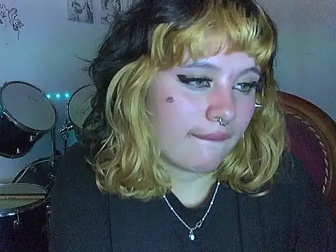 Snapshot of _MoonBlue_ chatting on 12/15/25, 06:17 MoonBlue online show from 12/15/25, 06:17