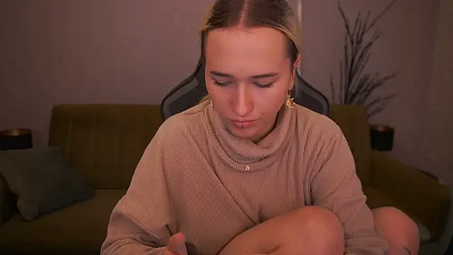 LilElfie online show from 10/12/25, 01:43