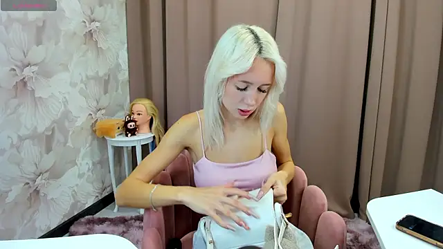 cute luucy online show from 10/10/25, 04:00