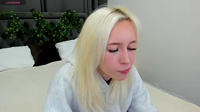 cute luucy online show from 11/18/25, 01:44