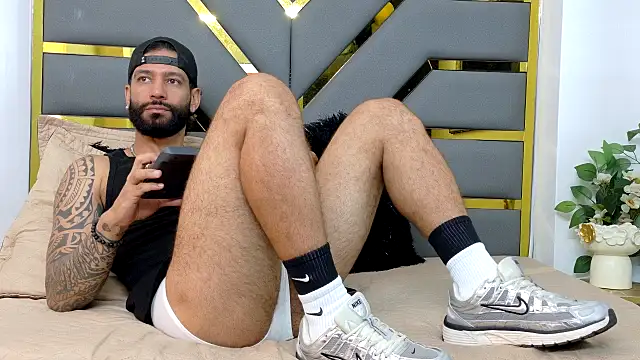 Snapshot of yorbymaxx chatting on 10/29/25, 12:51 yorbymaxx online show from 10/29/25, 12:51