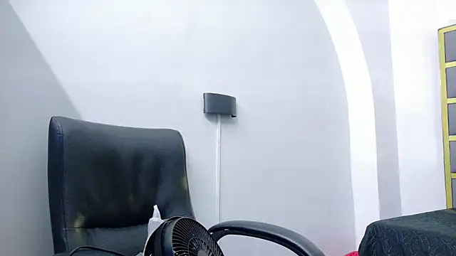 Snapshot of yorbymaxx chatting on 12/02/25, 02:01 yorbymaxx online show from 12/02/25, 02:01