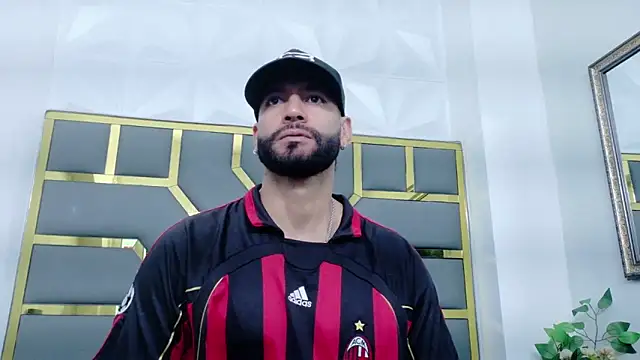 Snapshot of yorbymaxx chatting on 12/17/25, 02:12 yorbymaxx online show from 12/17/25, 02:12