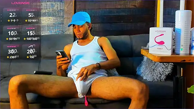 Snapshot of Alex_bigcock11_ chatting on 09/23/25, 03:42 Alex bigcock11  online show from 09/23/25, 03:42