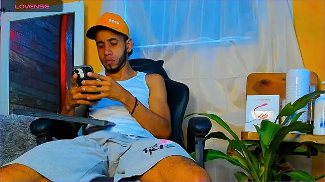 Snapshot of Alex_bigcock11_ chatting on 10/21/25, 01:45 Alex bigcock11  online show from 10/21/25, 01:45