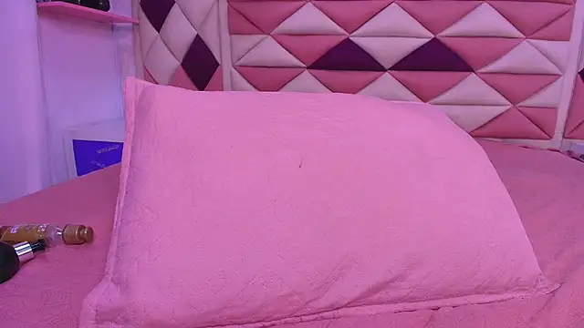 valecastro  online show from 11/13/25, 07:13