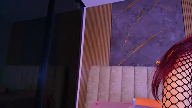 valecastro  online show from 12/05/25, 07:32