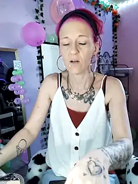 Snapshot of Purple2StayThnxx chatting on 10/10/25, 12:59 Purple2StayThnxx online show from 10/10/25, 12:59