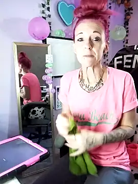 Snapshot of Purple2StayThnxx chatting on 10/13/25, 02:50 Purple2StayThnxx online show from 10/13/25, 02:50