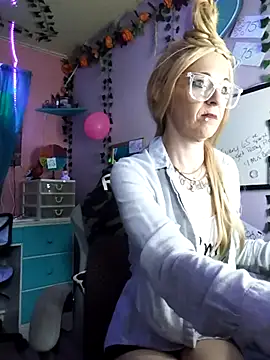 Snapshot of Purple2StayThnxx chatting on 11/06/25, 12:28 Purple2StayThnxx online show from 11/06/25, 12:28