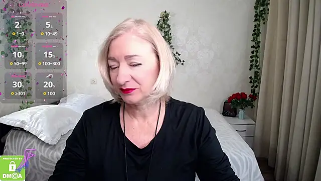 Snapshot of hunters_woman chatting on 10/31/25, 12:06 hunters woman online show from 10/31/25, 12:06