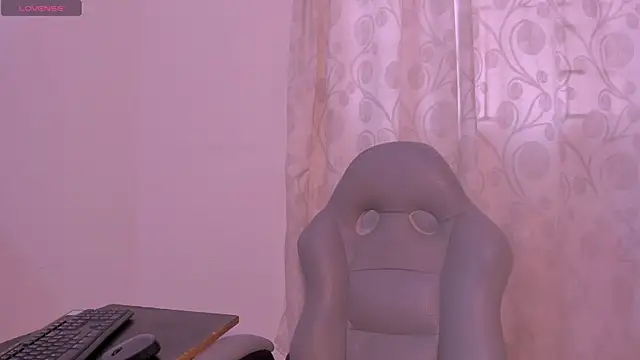 Snapshot of Faver_ chatting on 10/31/25, 12:06 Faver online show from 10/31/25, 12:06