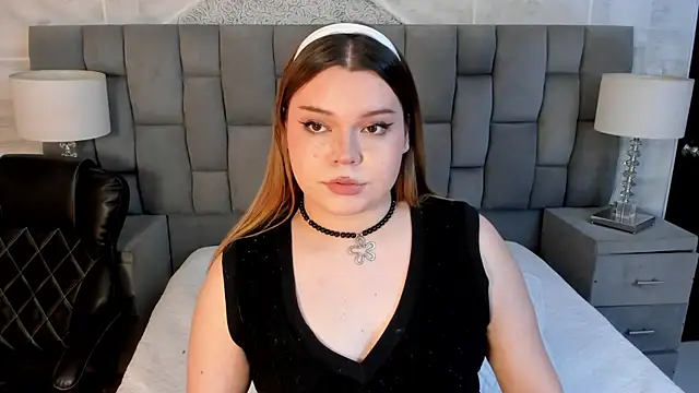 Snapshot of Maxxxine1 chatting on 10/27/25, 06:06 Maxxxine1 online show from 10/27/25, 06:06