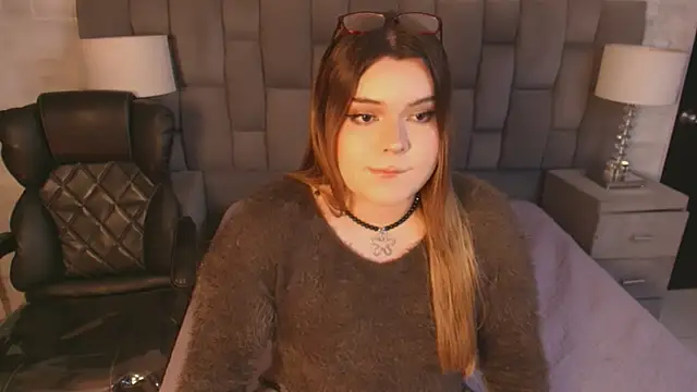 Snapshot of Maxxxine1 chatting on 11/05/25, 06:02 Maxxxine1 online show from 11/05/25, 06:02