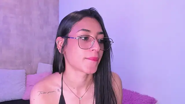 Snapshot of Becky_G chatting on 10/18/25, 04:26 Becky G online show from 10/18/25, 04:26