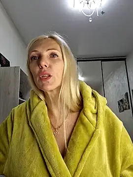 Snapshot of Monna chatting on 11/05/25, 02:39 Monna online show from 11/05/25, 02:39