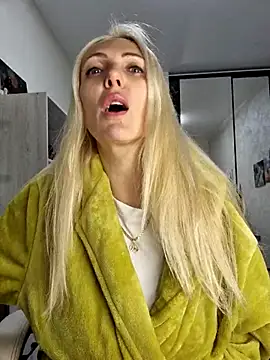 Snapshot of Monna chatting on 11/07/25, 03:01 Monna online show from 11/07/25, 03:01