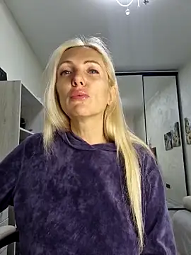 Snapshot of Monna chatting on 11/12/25, 06:08 Monna online show from 11/12/25, 06:08