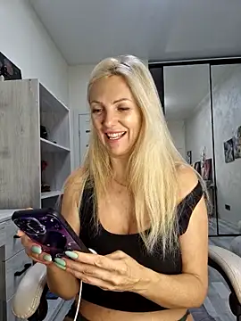 Snapshot of Monna chatting on 11/29/25, 03:26 Monna online show from 11/29/25, 03:26