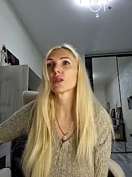 Snapshot of Monna chatting on 12/04/25, 02:37 Monna online show from 12/04/25, 02:37