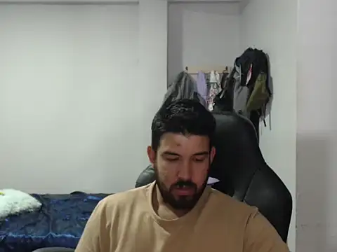 Snapshot of Axel11113 chatting on 10/20/25, 04:02 Axel11113 online show from 10/20/25, 04:02