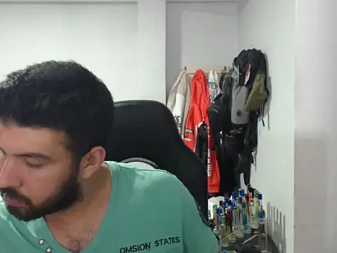 Snapshot of Axel11113 chatting on 10/21/25, 04:02 Axel11113 online show from 10/21/25, 04:02