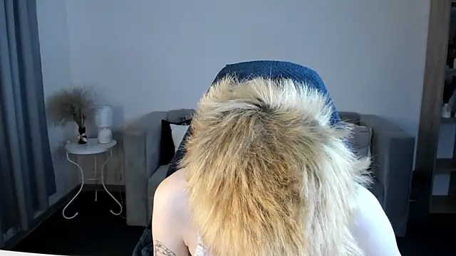 Snapshot of CarolineRichter chatting on 09/21/25, 02:24 CarolineRichter online show from 09/21/25, 02:24