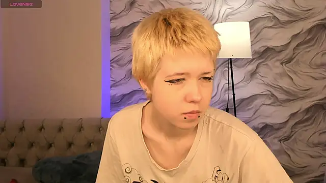 Snapshot of CarolineRichter chatting on 10/10/25, 02:21 CarolineRichter online show from 10/10/25, 02:21