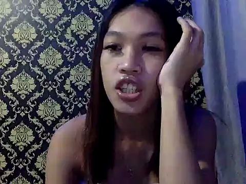 Snapshot of your_wifey chatting on 10/22/25, 11:32 your wifey online show from 10/22/25, 11:32