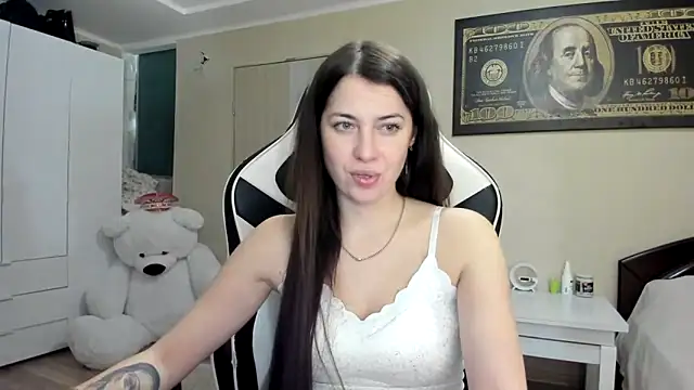 Snapshot of EmiLovsi chatting on 10/08/25, 08:06 EmiLovsi online show from 10/08/25, 08:06