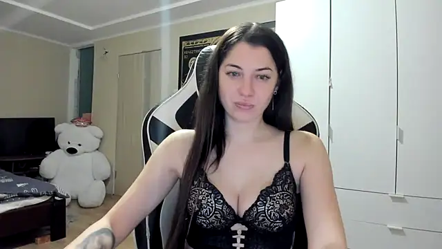 Snapshot of EmiLovsi chatting on 11/15/25, 11:21 EmiLovsi online show from 11/15/25, 11:21