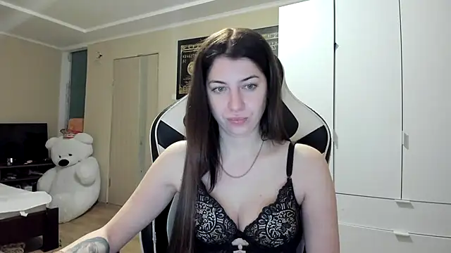 Snapshot of EmiLovsi chatting on 12/14/25, 04:12 EmiLovsi online show from 12/14/25, 04:12