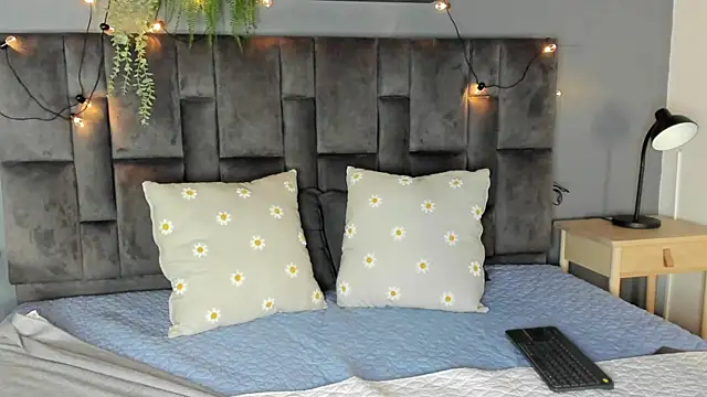 Snapshot of RiriiBrunette__ chatting on 09/22/25, 07:38 RiriiBrunette online show from 09/22/25, 07:38