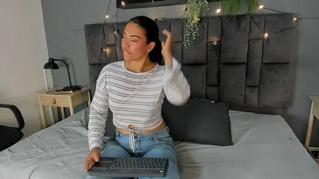 Snapshot of RiriiBrunette__ chatting on 11/01/25, 08:11 RiriiBrunette online show from 11/01/25, 08:11