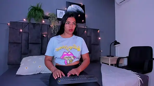 Snapshot of RiriiBrunette__ chatting on 11/04/25, 07:35 RiriiBrunette online show from 11/04/25, 07:35