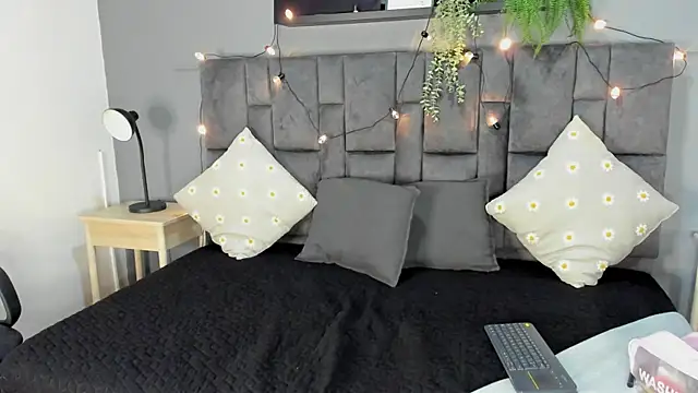 Snapshot of RiriiBrunette__ chatting on 11/12/25, 11:43 RiriiBrunette online show from 11/12/25, 11:43