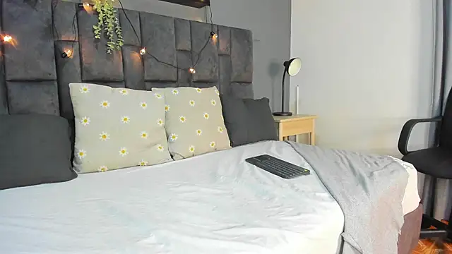 Snapshot of RiriiBrunette__ chatting on 11/15/25, 07:43 RiriiBrunette online show from 11/15/25, 07:43