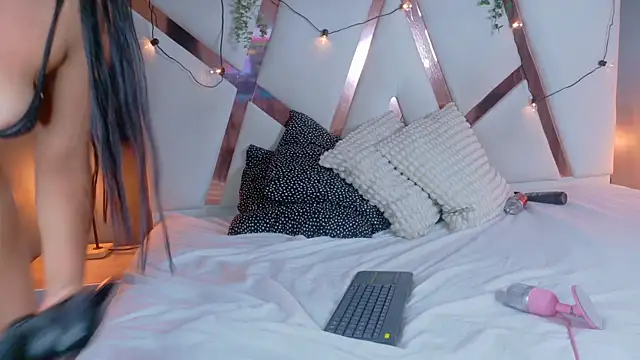 Snapshot of RiriiBrunette__ chatting on 11/20/25, 12:22 RiriiBrunette online show from 11/20/25, 12:22