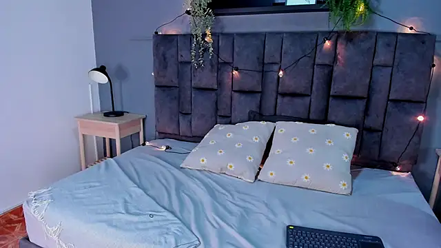 Snapshot of RiriiBrunette__ chatting on 11/20/25, 07:46 RiriiBrunette online show from 11/20/25, 07:46