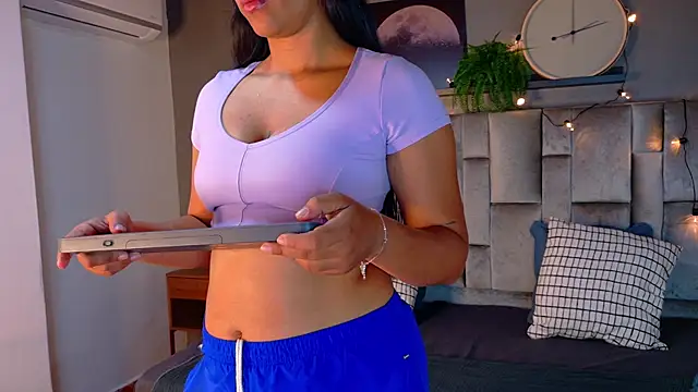 Snapshot of RiriiBrunette__ chatting on 11/21/25, 07:45 RiriiBrunette online show from 11/21/25, 07:45