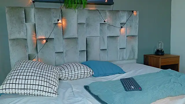 Snapshot of RiriiBrunette__ chatting on 11/29/25, 11:57 RiriiBrunette online show from 11/29/25, 11:57