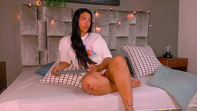 Snapshot of RiriiBrunette__ chatting on 12/16/25, 08:03 RiriiBrunette online show from 12/16/25, 08:03