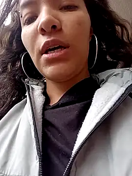 Snapshot of mia_blue01 chatting on 10/05/25, 04:27 mia blue01 online show from 10/05/25, 04:27