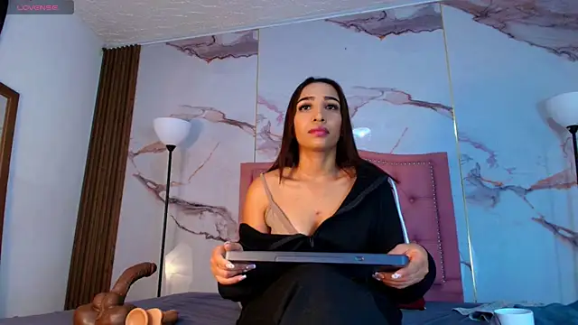 AlyaThompson online show from 11/19/25, 04:01