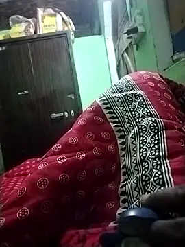 Snapshot of RAYI_Queen_4 chatting on 10/28/25, 04:42 RAYI Queen 4 online show from 10/28/25, 04:42